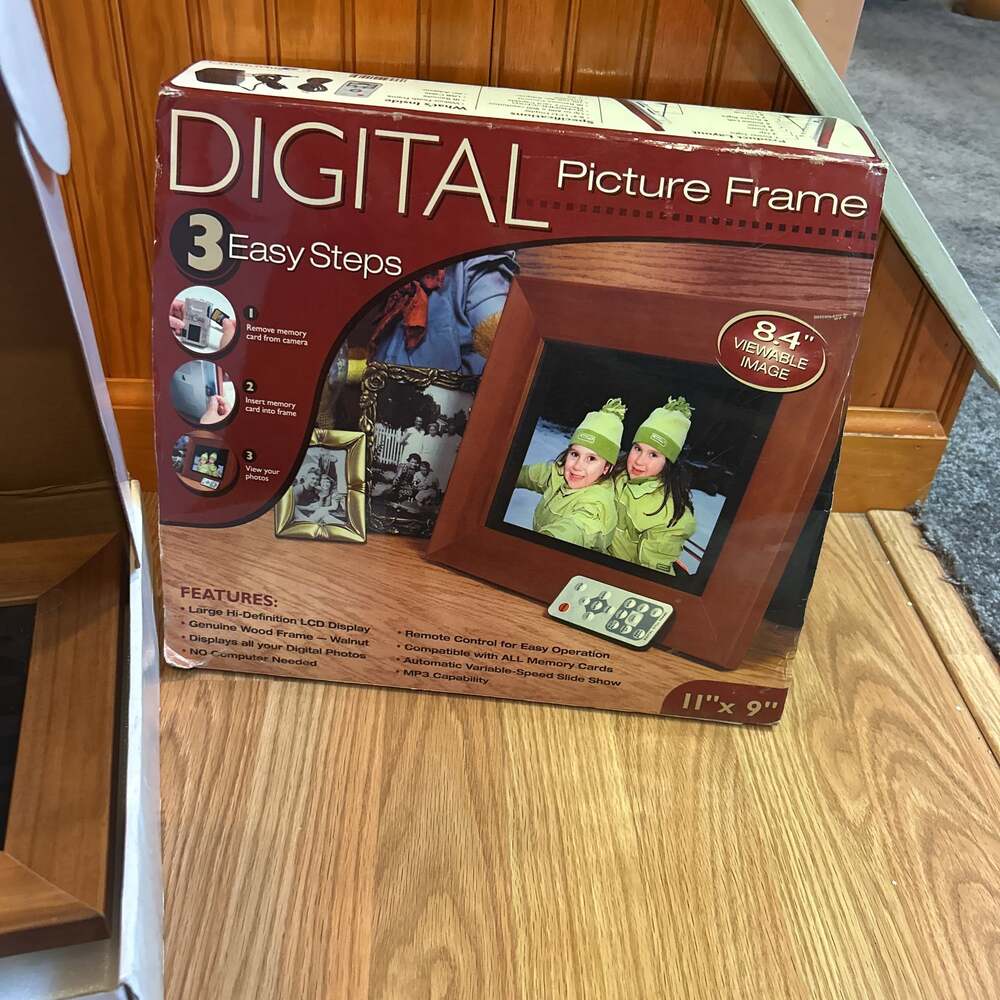 SPDPF84 Digital Picture Frame High Resolution 8.4 “ LCD Display - Picture 2 of 5